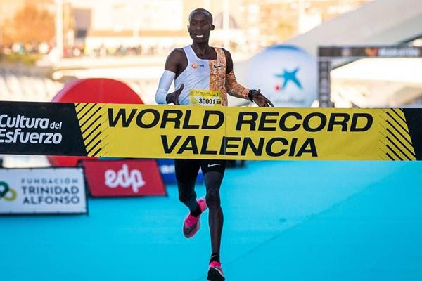 Joshua Cheptegei smashes world 10km record in Valencia