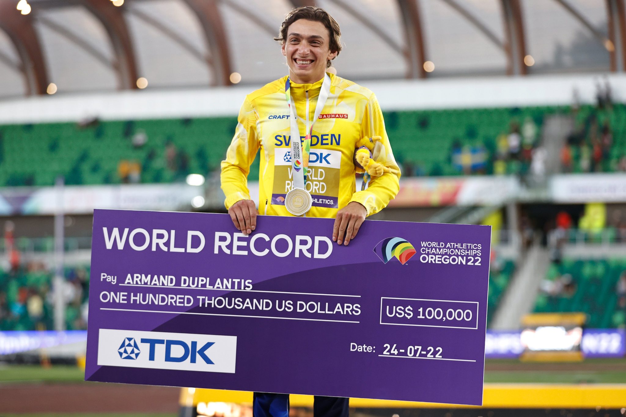 Mondo Duplantis sets new pole vault world record with 6.21m in Oregon22