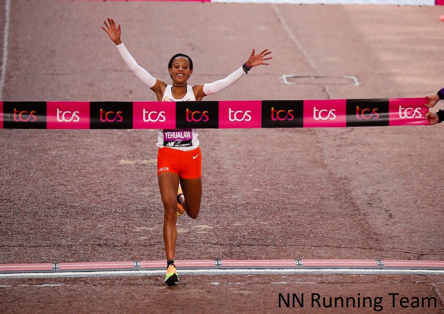 Ethiopia's Yalemzerf Yehualaw wins the 2022 TCS London Marathon in 2:17:26, the third-fastest women's time in race history
